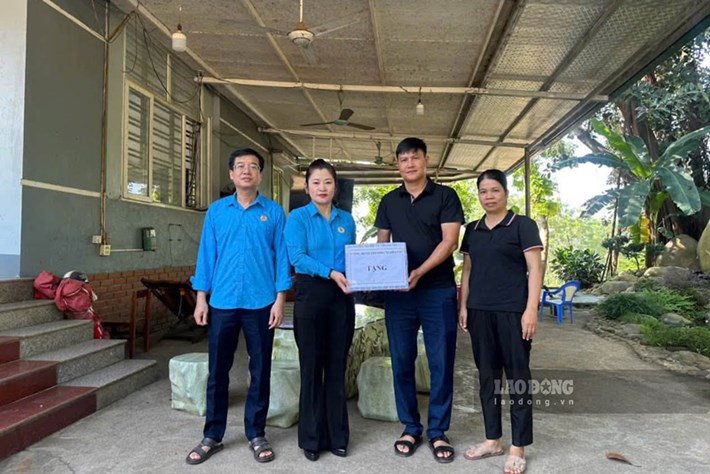À partir de cadeaux de la fête de la mi-automne simples, le syndicat du quartier de Nghĩa Lộ envoie son attention et son partage aux membres du syndicat et aux travailleurs. Photo: Vương Anh