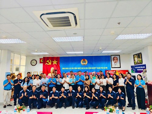 Le syndicat des zones de haute technologie et des zones industrielles de la ville de Hanoï organise une conférence pour annoncer la décision de création de 13 syndicats de base. Photo: Minh Hoan