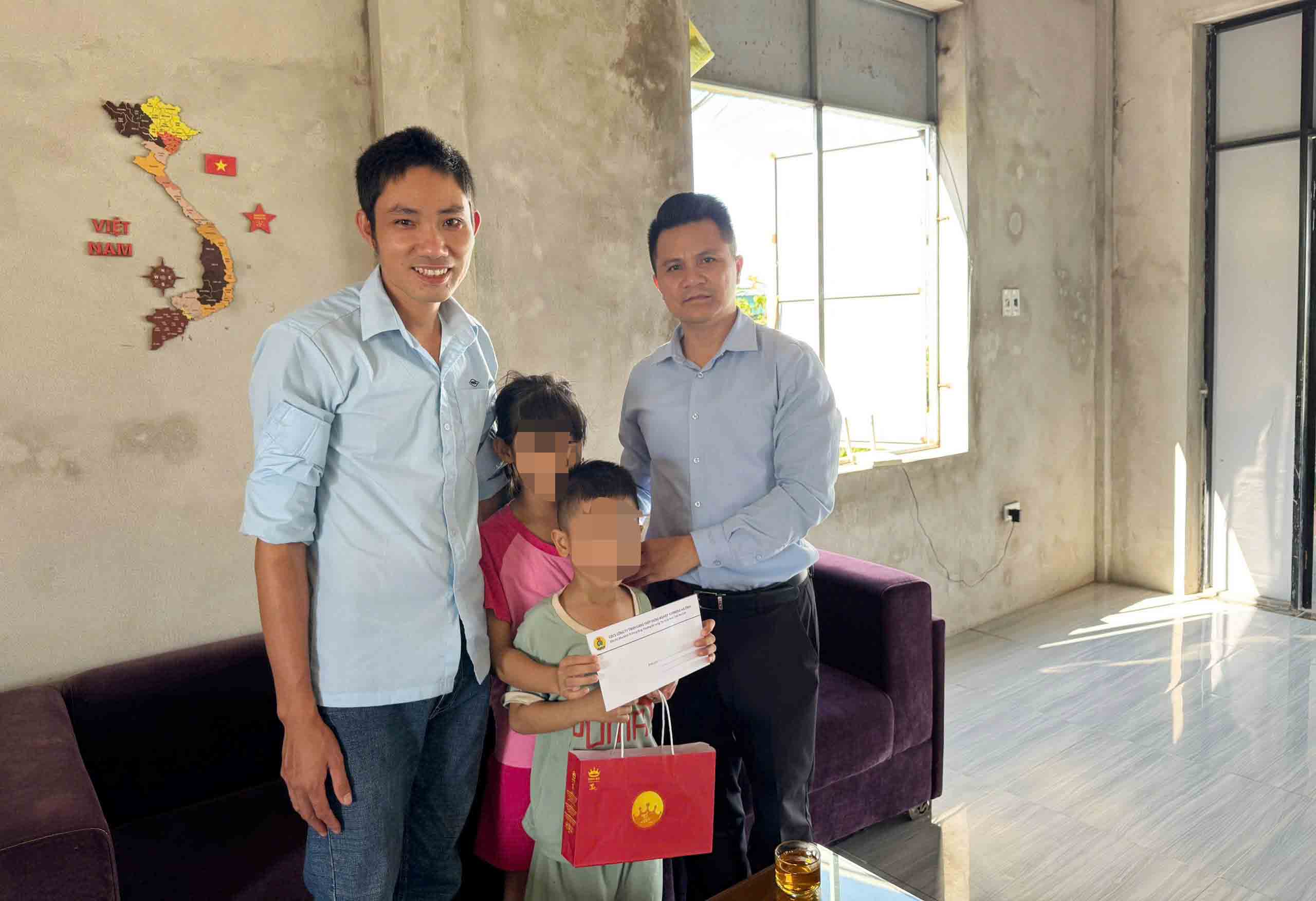Công đoàn Công ty Formosa Hà Tĩnh đến nhà tặng quà cho con đoàn viên. Ảnh: Formosa Hà Tĩnh