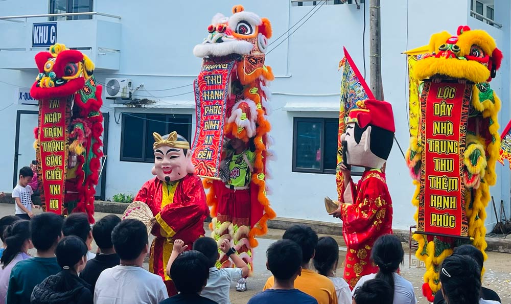 Le syndicat de la commune de Quế Sơn, Đà Nẵng, organise une fête de la mi-automne et offre des cadeaux aux enfants des membres du syndicat