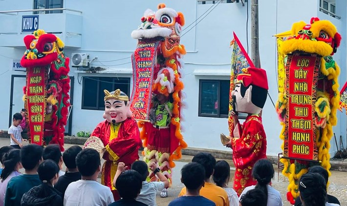 Le syndicat de la commune de Quế Sơn, Đà Nẵng, organise une fête de la mi-automne, remet des cadeaux aux enfants de membres du syndicat en difficulté. Photo: Syndicat de Quế Sơn
