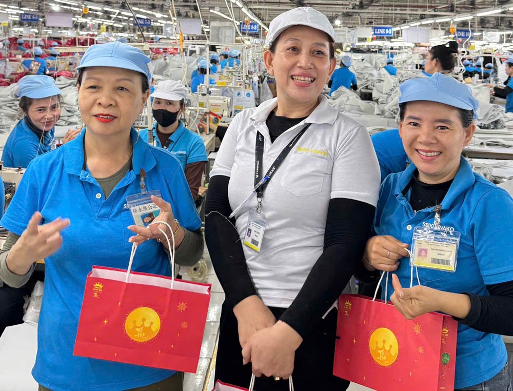Un syndicat de base à Da Nang offre des cadeaux de la fête de la mi-automne à 5 000 membres du syndicat