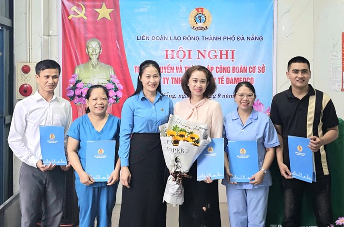 La Fédération du travail de la ville de Da Nang a annoncé la création du syndicat de base de la société d'équipements médicaux DAMEDCO, recrutant 46 membres. Photo: Syndicat de Da Nang