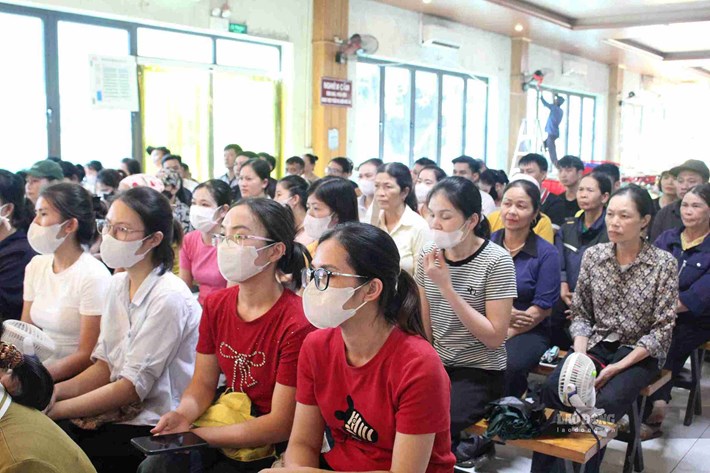 Les travailleurs écoutent le contenu de la propagande et de la diffusion de la loi. Photo: Mai Huong