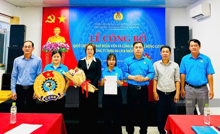 Le président du syndicat du quartier de Mui Ne remet la décision de création du syndicat de base de la société Suoi Hong Tourism Co., Ltd. Photo: Pham Duy