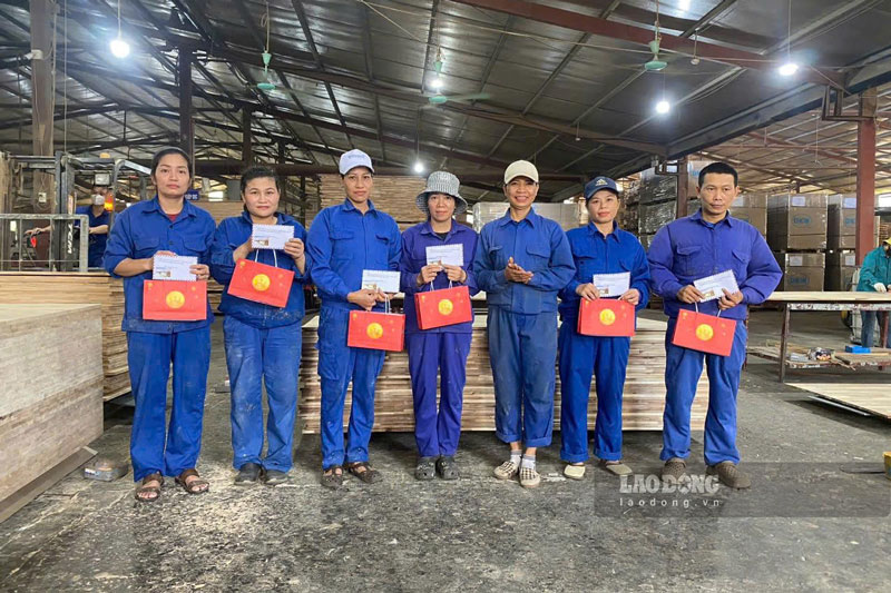 Le syndicat de Trấn Yên offre des cadeaux de la fête de la mi-automne aux enfants des membres du syndicat et des travailleurs