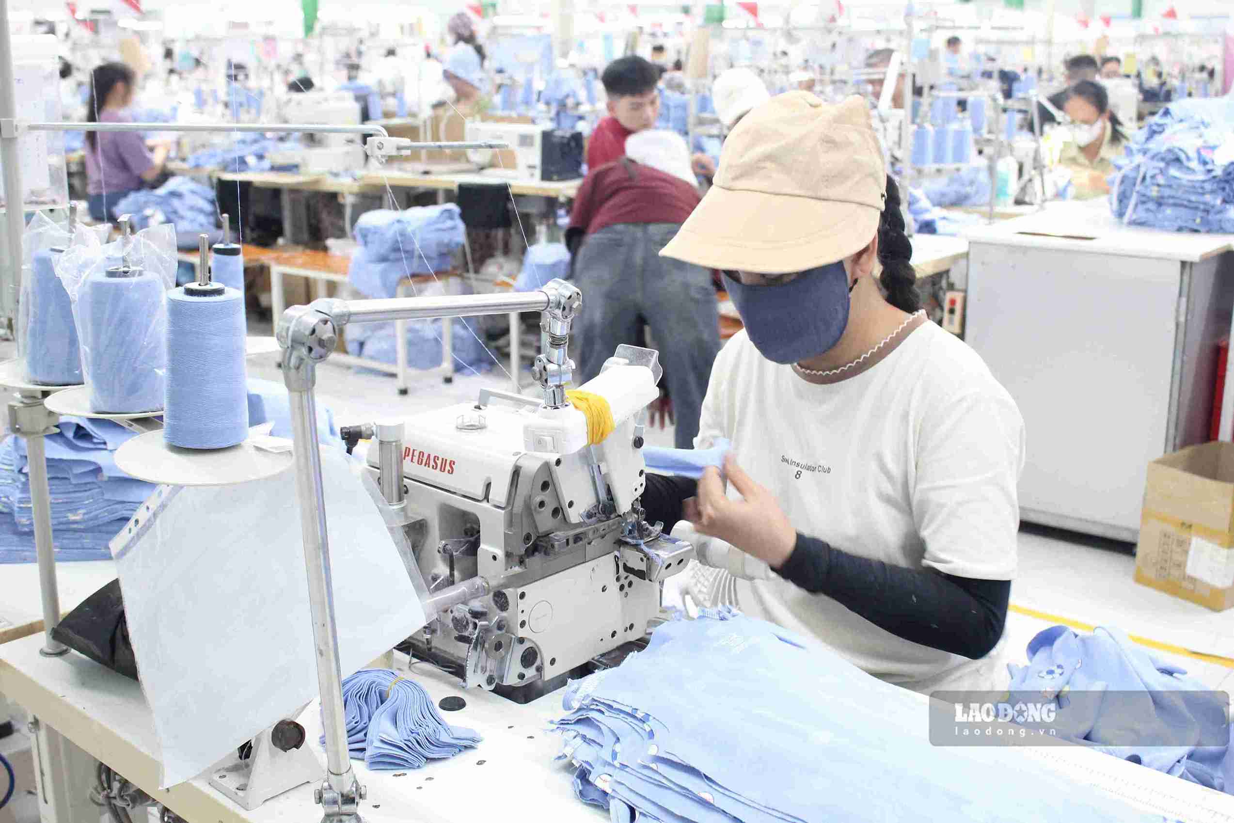 Người lao động thực hiện công việc tại dây chuyền sản xuất của nhà máy. Ảnh: Mai Hương