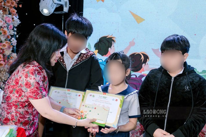 Bà Nguyễn Thị Ánh Xuân - Chủ tịch Công đoàn phường Pleiku - trao học bổng "Ofi YES" cho con đoàn viên, người lao động ngày 21.9. Ảnh: Huy Trang