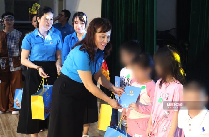 Lãnh đạo Liên đoàn Lao động thành phố Đà Nẵng tặng quà Trung thu cho con đoàn viên, người lao động. Ảnh: Bá Duy