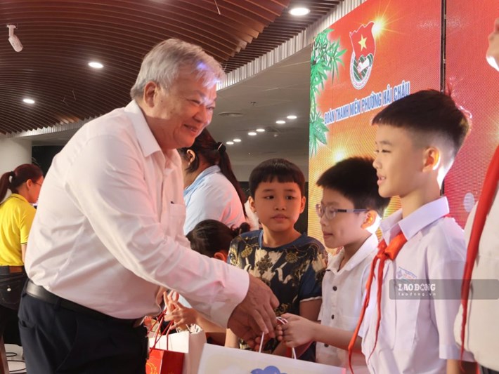 Phường Hải Châu, Đà Nẵng trao hơn 1.000 suất quà Trung thu đến trẻ em có hoàn cảnh khó khăn. Ảnh: Bá Duy