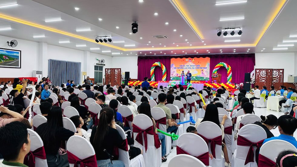 LĐLĐ tỉnh Cà Mau trao yêu thương qua chương trình “Trung thu đoàn viên - Yêu thương lan tỏa, nụ cười trẻ thơ” cho 200 thiếu nhi là con em đoàn viên, người lao động. Ảnh: Thiệu Vũ