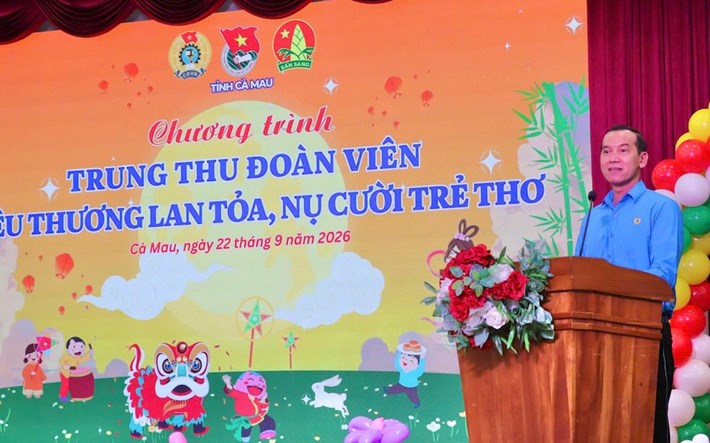 Chủ tịch LĐLĐ tỉnh Cà Mau Lý Công Bắc phát biểu tại chương trình “Trung thu đoàn viên - Yêu thương lan tỏa, nụ cười trẻ thơ”. Ảnh: Thiệu Vũ
