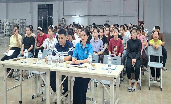 Công đoàn phường Đông Hà tiếp xúc với người lao động tại Công ty TNHH Công nghệ Dệt May U-TEX. Ảnh: Công đoàn phường Đông Hà