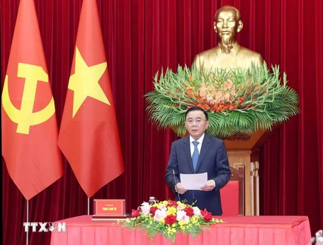 El miembro del Buró Político, Secretario Permanente del Secretariado, Trần Cẩm Tú, habla en la recepción de la delegación de funcionarios a nivel de Viceministro y equivalente del Partido Revolucionario Popular Lao. Foto: Phương Hoa/TTXVN