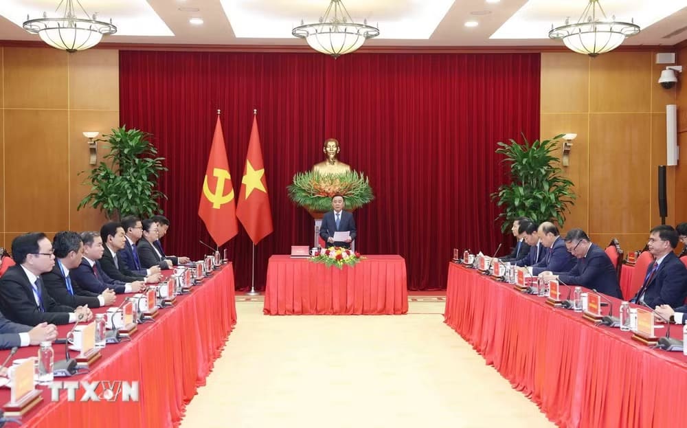 Ủy viên Bộ Chính trị, Thường trực Ban Bí thư Trần Cẩm Tú tiếp Đoàn cán bộ cấp Thứ trưởng và tương đương của Đảng Nhân dân Cách mạng Lào. Ảnh: Phương Hoa/TTXVN