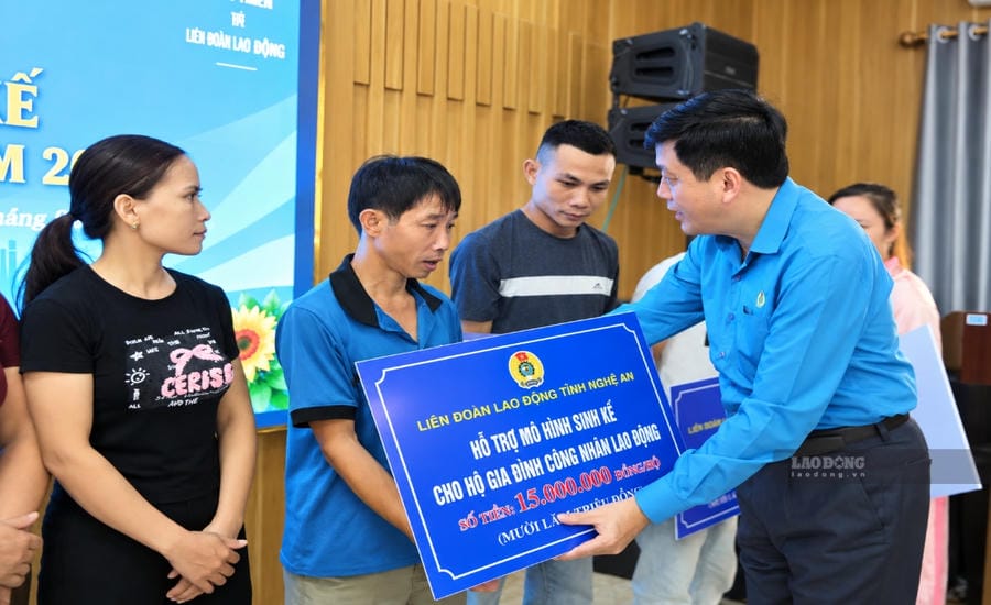 Công đoàn Nghệ An trao sinh kế giúp đoàn viên vươn lên