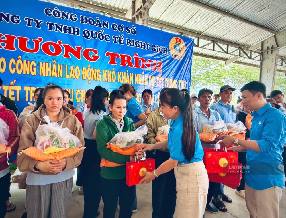Trao tận tay công nhân khó khăn những phần quà nhân dịp Tết Trung thu. Ảnh: Phạm Duy, ngày 23.9.