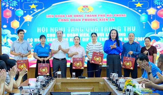 Lãnh đạo LĐLĐ thành phố và lãnh đạo phường Kiến An trao quà tại Hội nghị. Ảnh: Nguyễn Hải