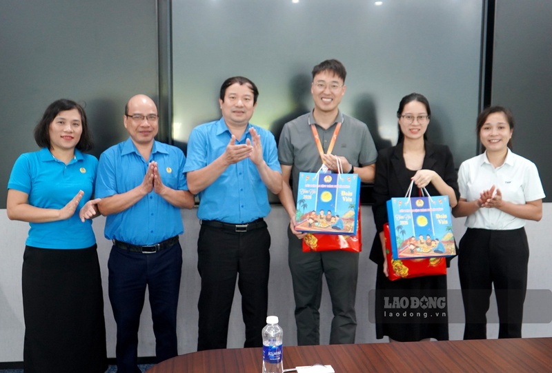 Chủ tịch LĐLĐ TP Hải Phòng tặng quà doanh nghiệp thực hiện tốt chính sách vì người lao động