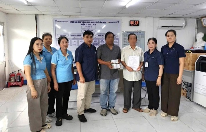 Trao tiền hỗ trợ từ Hội Tương trợ lần thứ 455 cho gia đình có đoàn viên công đoàn, công nhân qua đời. Ảnh: Công đoàn cơ sở Công ty TNHH Chang Shin Việt Nam