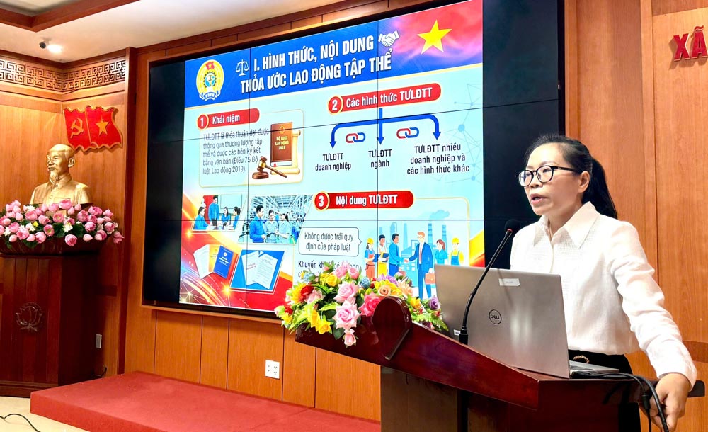 Bà Lê Thị Ngọc Oanh - Phó Ban Công tác Công đoàn, Liên đoàn Lao động thành phố Đà Nẵng tập huấn cho cán bộ Công đoàn Nam Phước. Ảnh: Công đoàn Nam Phước