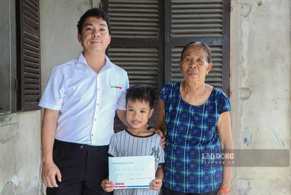 Trước đó, chiều 13.9, phóng viên Báo Lao Động đã trao số tiền bạn đọc hỗ trợ cho em Quý Dương. Ảnh: Nguyễn Luân 