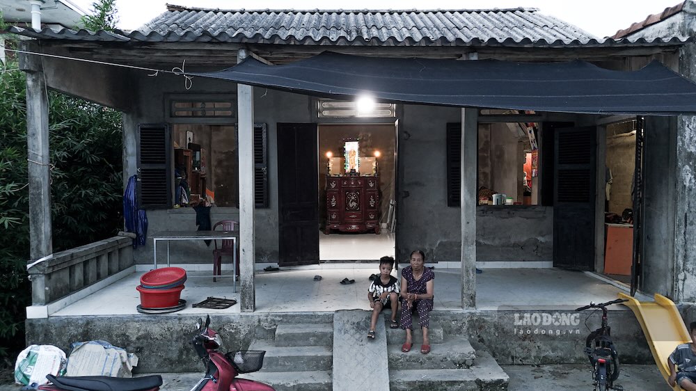 Quý Dương và bà nội trong căn nhà nhỏ, nơi em đang nỗ lực vượt qua khó khăn để duy trì việc học. Ảnh: Phúc Đạt 
