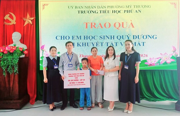 Ngày 18.9, cậu học sinh Quý Dương - người bị khuyết tật mắt, có hoàn cảnh đặc biệt khó khăn đã nhận được sự hỗ trợ thiết thực từ nhà trường, phụ huynh và bạn bè tại Trường Tiểu học Phú An. Ảnh: Liên đội Trường Tiểu học Phú An