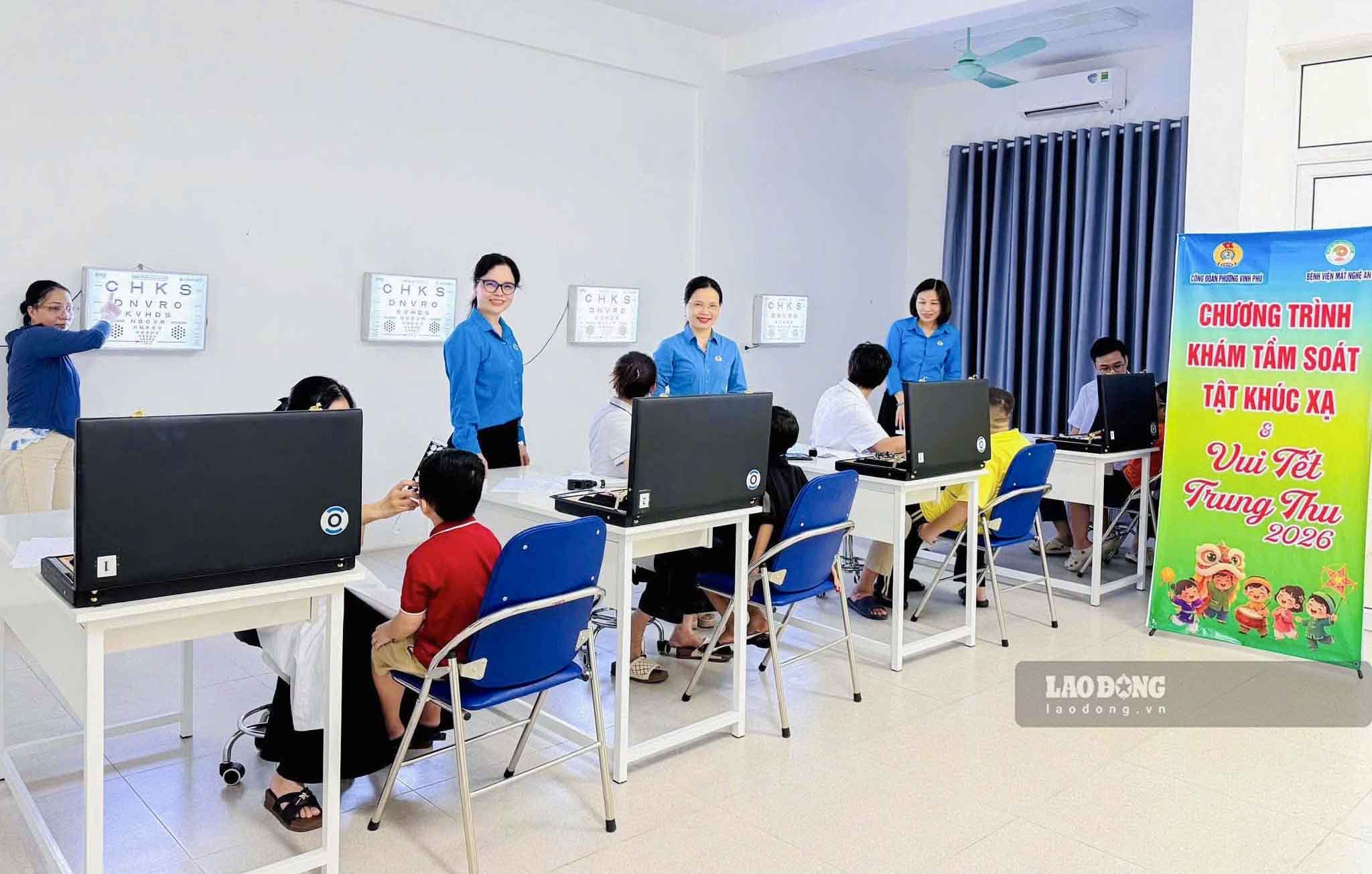 Các em thiếu nhi được thăm khám sức khỏe tại chương trình “Vui Tết Trung thu” do Công đoàn phường Vinh Phú tổ chức. Ảnh: Duy Chương