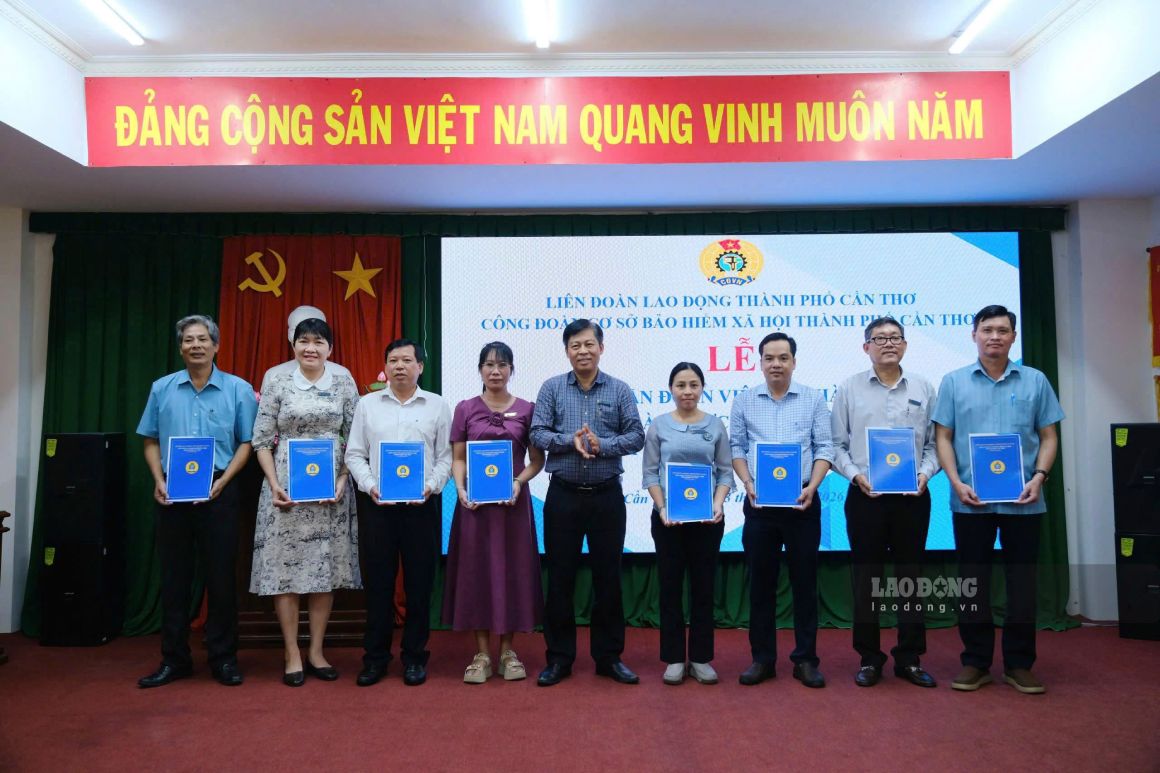 Ông Trần Văn Khải - Phó Giám đốc BHXH TP Cần Thơ, Chủ tịch CĐCS đơn vị - trao các Quyết định tại buổi lễ. Ảnh: Tạ Quang (ảnh chụp ngày 23.9)