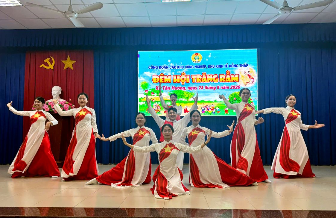 Chương trình văn nghệ tại sự kiện Đêm hội trăng rằm do Công đoàn các Khu công nghiệp, Khu kinh tế Đồng Tháp tổ chức cho con đoàn viên, công nhân, người lao động đang làm việc tại Khu công nghiệp Tân Hương. Ảnh: Thanh Nhàn