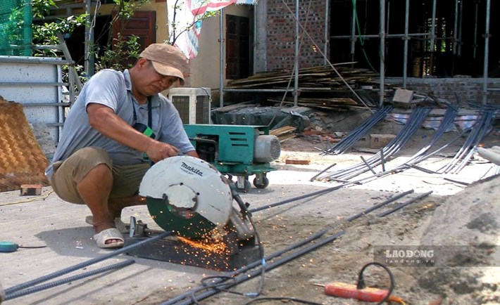 Ông Trần Văn Hùng (52 tuổi, quê Thái Nguyên) làm thợ xây, thợ cắt sắt tự do tại các công trình dân dụng nhỏ ở Hà Nội hơn 10 năm qua. Ảnh: Quỳnh Chi