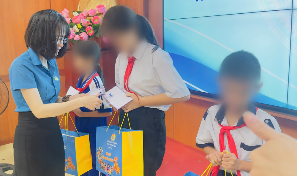Công đoàn tiếp tục đồng hành cùng 25 em được nhận đỡ đầu qua mô hình “Chắp cánh ước mơ - Vì tương lai con đoàn viên, người lao động”. Ảnh: Công đoàn Nam Phước