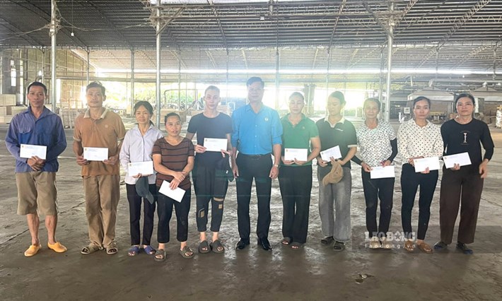 Công đoàn xã Mậu A trao quà Trung thu cho gia đình đoàn viên, người lao động. Ảnh: Ngô Hòa