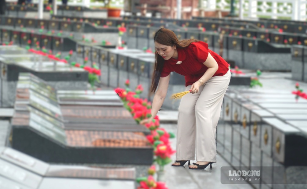 Dù trời mưa, người dân vấn đến thắp hương tại các khu mộ trong Nghĩa trang tỉnh Cà Mau (ảnh chụp ngày 24.9.2026). Ảnh: Nhật Hồ.