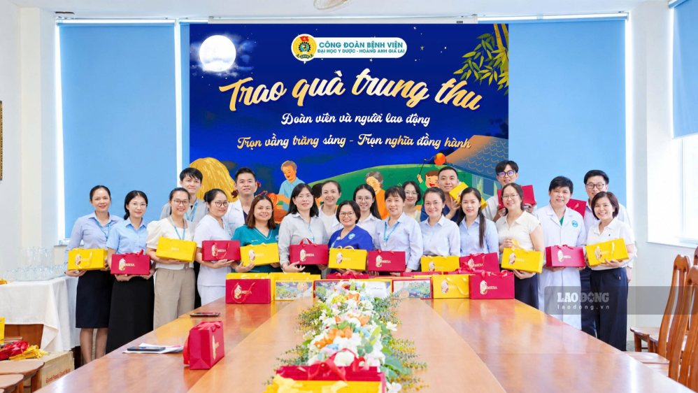 Công đoàn Bệnh viện ở Gia Lai trao hàng trăm suất quà Trung thu cho người lao động