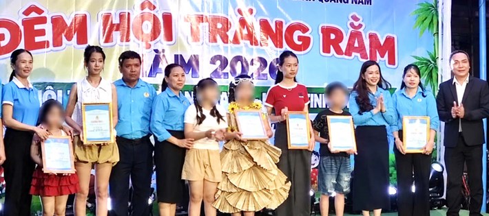 Công đoàn xã Chiên Đàn, Đà Nẵng mang trung thu đến với trẻ em có hoàn cảnh khó khăn, trẻ em mồ côi, trẻ em khuyết tật tại Làng Hòa Bình Quảng Nam. Ảnh: Công đoàn Chiên Đàn