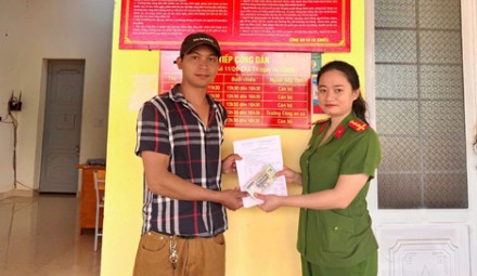 Nhặt được cọc tiền hơn 6 triệu đồng, người đàn ông mang đến công an giao nộp