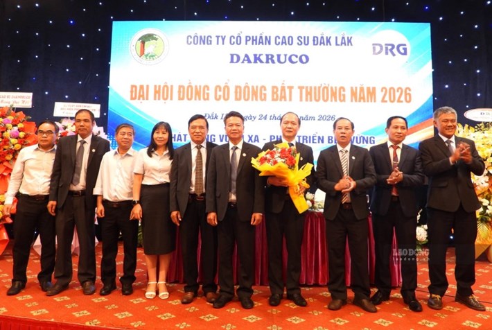 Ông Lê Danh Thắng - Chủ tịch HĐQT Dakruco (người cầm hoa) và các thành viên trong HĐQT nhiệm kỳ 2023 - 2028. Ảnh: Bảo Trung