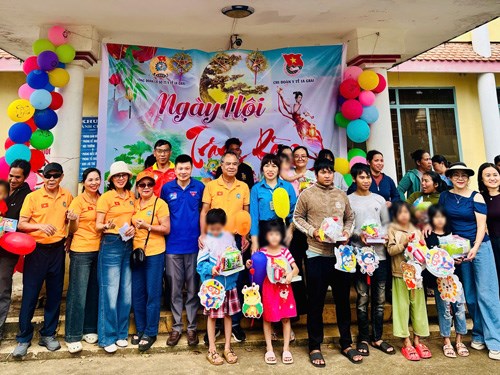 Tổ chức vui Trung thu tại trung tâm y tế Ia Grai. Ảnh: Mỹ Lệ