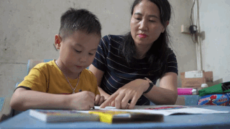 Trung thu đặc biệt với mẹ con nữ công nhân đơn thân
