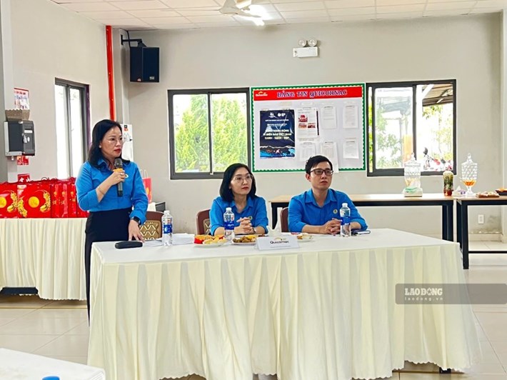 Đại diện Công đoàn phường Pleiku đối thoại, lắng nghe và chia sẻ với người lao động. Ảnh: Thanh Tuấn