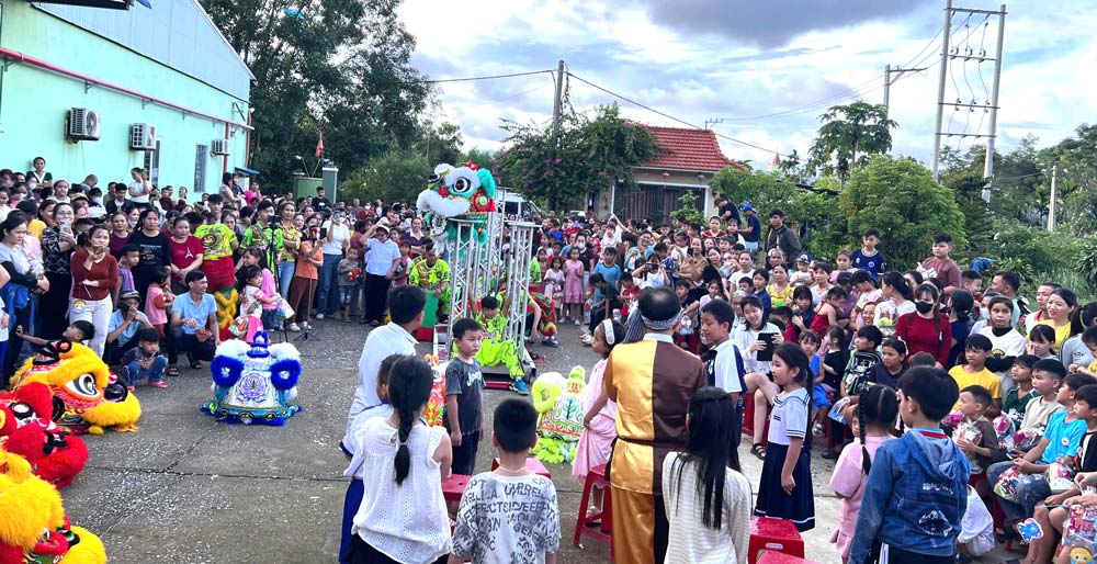 Công đoàn cơ sở ở Đà Nẵng tặng 547 phần quà Trung thu cho con người lao động