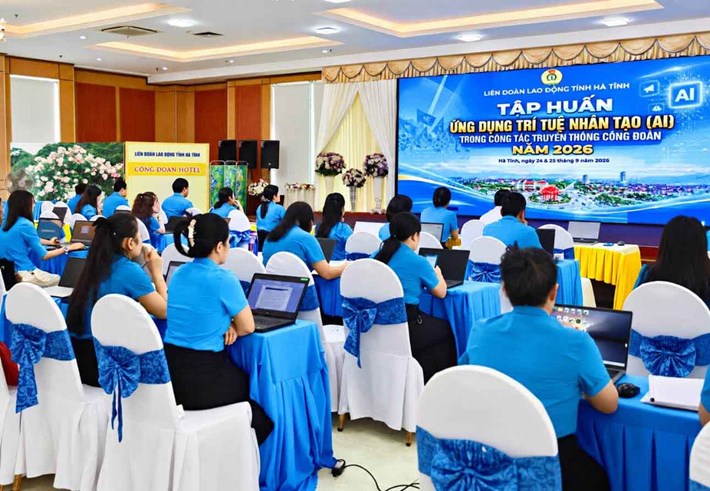 Cán bộ Công đoàn Hà Tĩnh tham gia lớp tập huấn ứng dụng AI. Ảnh: Công đoàn Hà Tĩnh