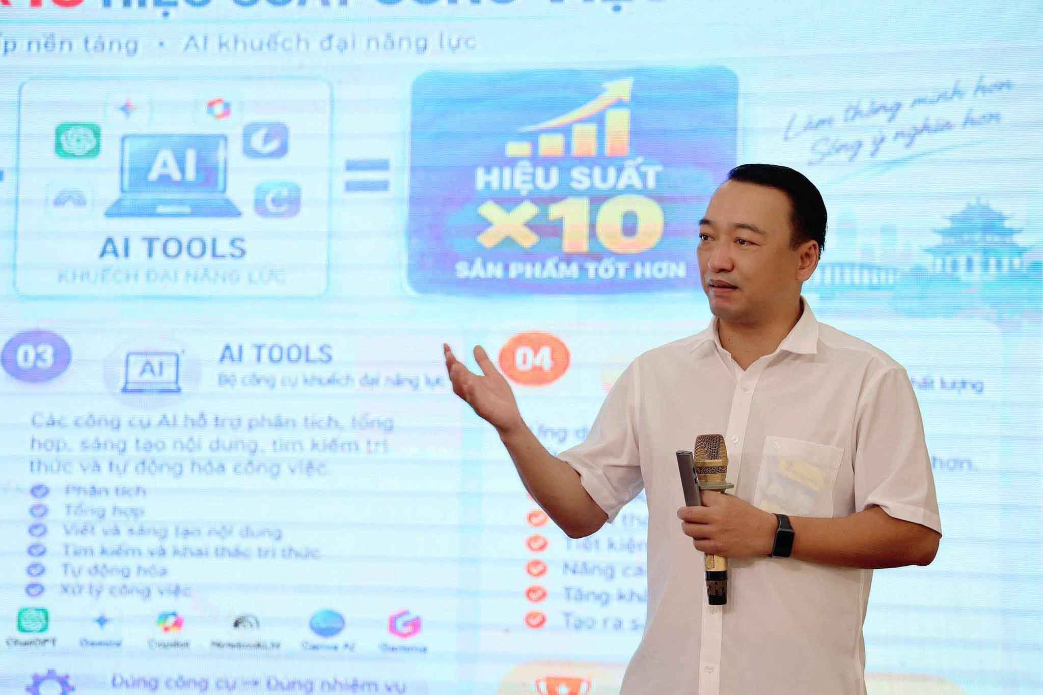 PGS.TS. Nguyễn Quang Tuấn - Phó Viện trưởng Viện Chuyển đổi số và Học liệu, Đại học Huế truyền đạt kiến thức tại buổi tập huấn về Al. Ảnh: Công đoàn Hà Tĩnh