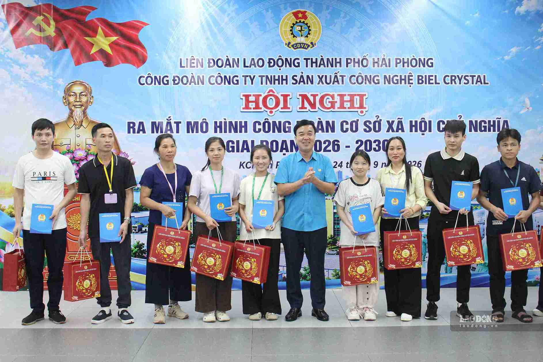 Liên đoàn Lao động thành phố Hải Phòng trao quà Trung thu cho công nhân lao động.