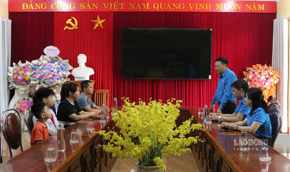 Công đoàn Lào Cai trao quà Trung thu cho 46 trẻ em mồ côi là con đoàn viên