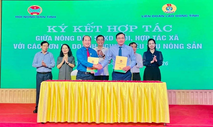 LĐLĐ tỉnh Hà Tĩnh và Hội Nông dân tỉnh Hà Tĩnh ký kết chương trình phối hợp trong tuyên truyền, vận động cung ứng, tiêu thụ sản phẩm nông nghiệp Ảnh: Công đoàn Hà Tĩnh
