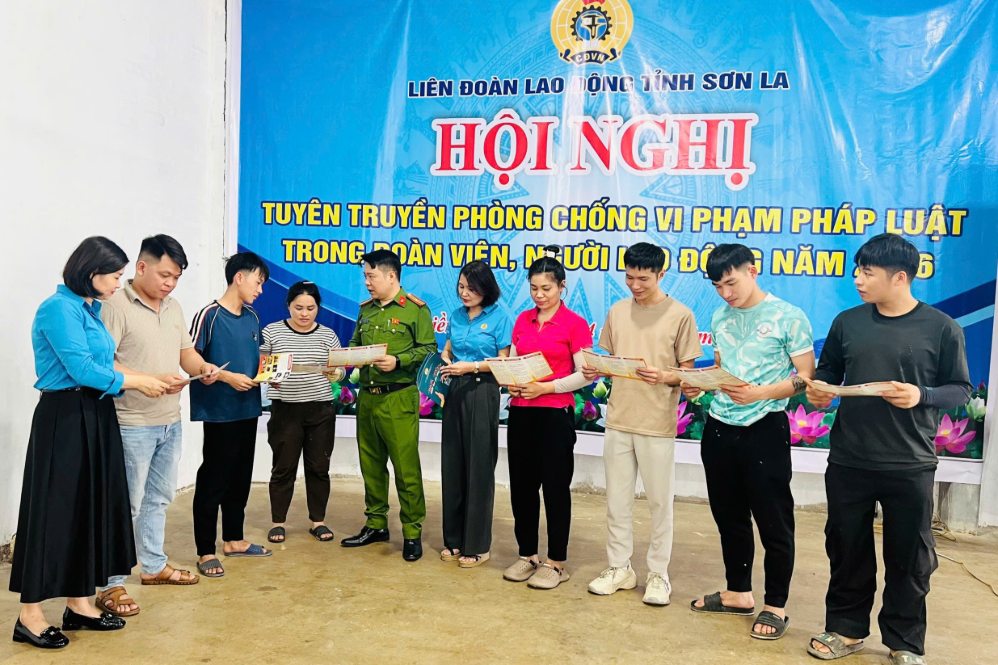 Tuyên truyền pháp luật cho hơn 100 công nhân Sơn La
