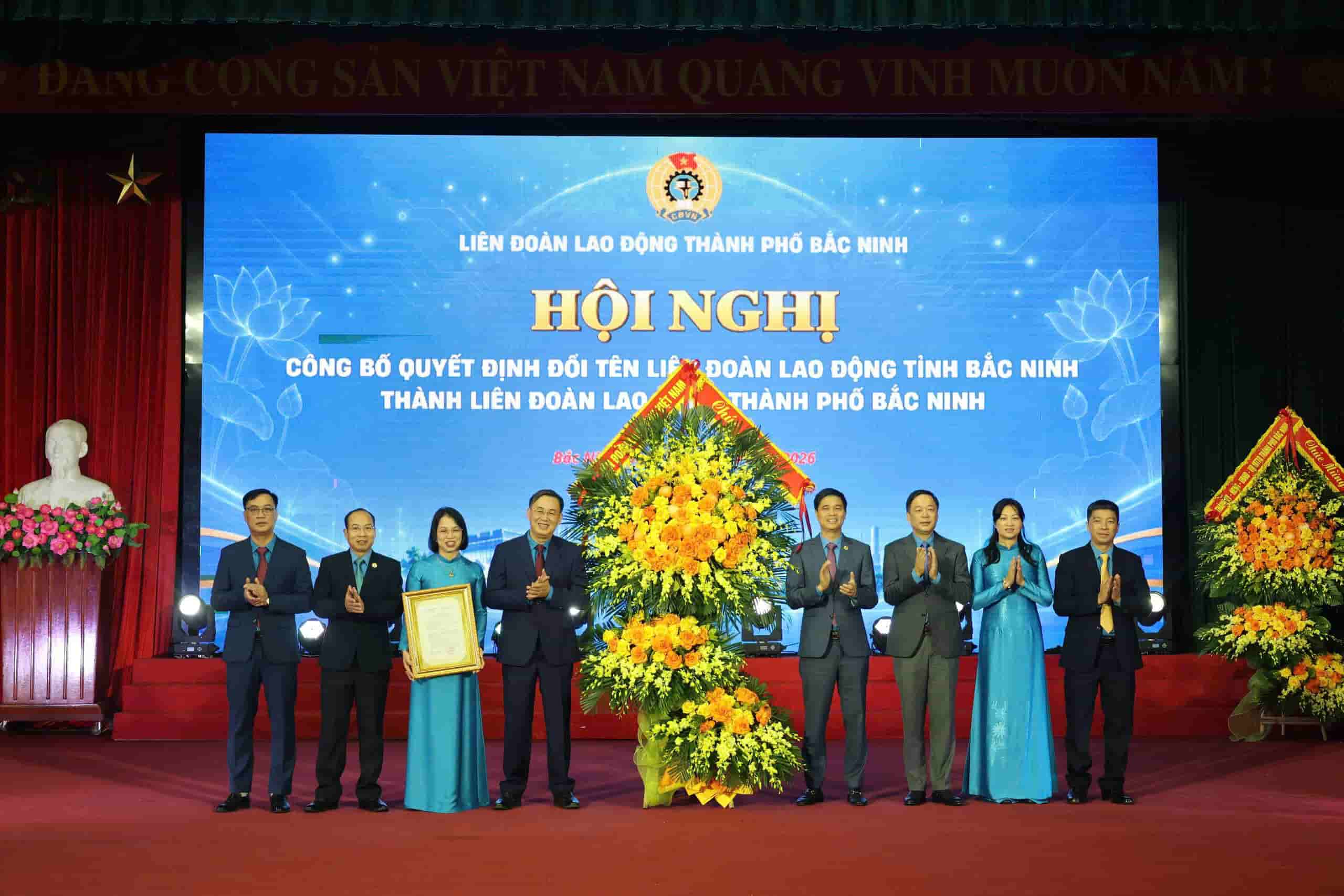 Ông Ngọ Duy Hiểu - Phó Chủ tịch Thường trực Tổng Liên đoàn Lao động Việt Nam (thứ 4 từ phải ảnh qua) cùng đoàn công tác tặng hoa và trao Quyết định đổi tên Liên đoàn Lao động Tỉnh Bắc Ninh thành Liên đoàn Lao động Thành phố Bắc Ninh. Ảnh: Quyết Chiến.